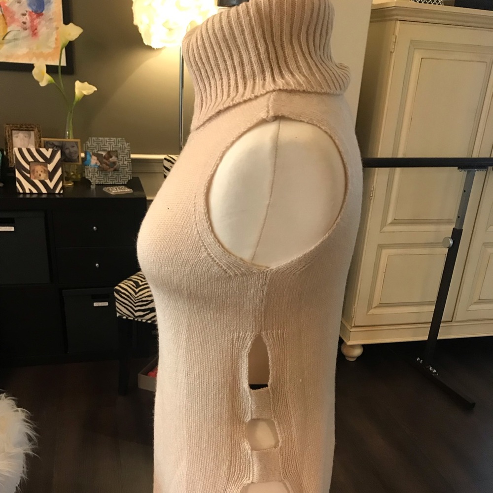 Neely Sleeveless turtleneck sweater in cream, XS